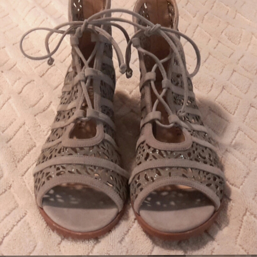 Rebeca Sanver gray leather laser - cut booties